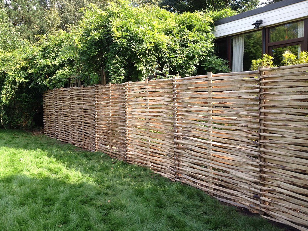 ecologisch houtwerk ecologie duurzaamheid klimaat milieuvriendelijk hout Natuurhout grenen hout tropisch hardhout decoratie omheining afsluiting tuin weide natuur inrichting verduurzaming kastanjehout erfafscheiding bomen Chic Gardens Magazine
