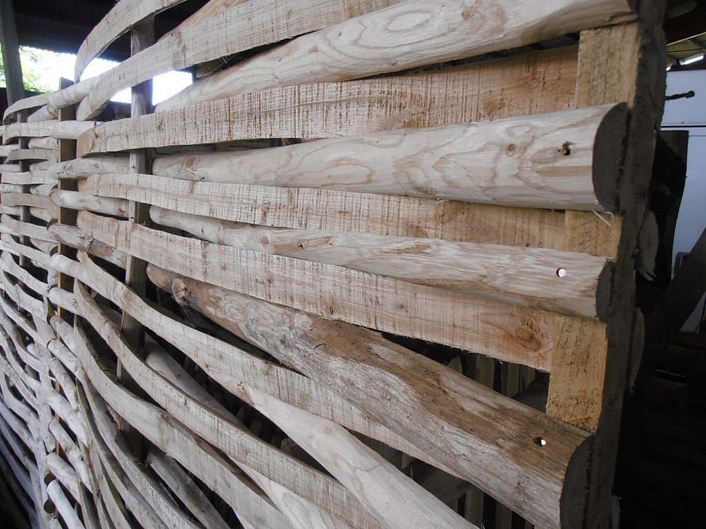 ecologisch houtwerk ecologie duurzaamheid klimaat milieuvriendelijk hout Natuurhout grenen hout tropisch hardhout decoratie omheining afsluiting tuin weide natuur inrichting verduurzaming kastanjehout erfafscheiding bomen Chic Gardens Magazine
