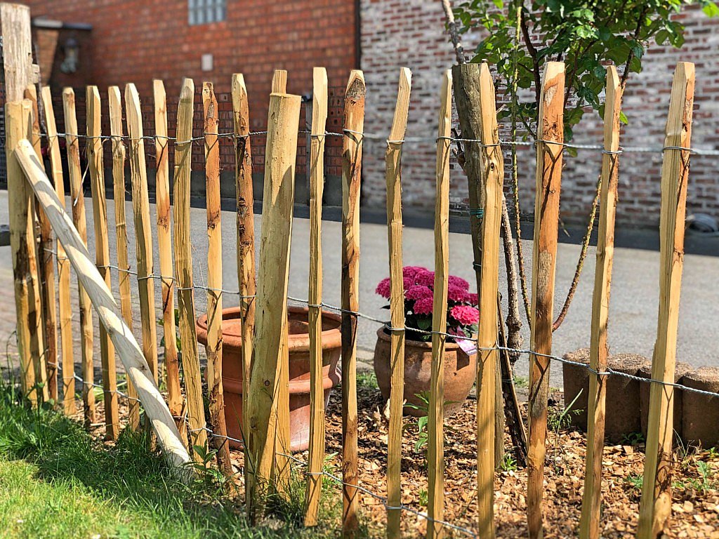 ecologisch houtwerk ecologie duurzaamheid klimaat milieuvriendelijk hout Natuurhout grenen hout tropisch hardhout decoratie omheining afsluiting tuin weide natuur inrichting verduurzaming kastanjehout erfafscheiding bomen Chic Gardens Magazine