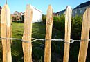 ecologisch houtwerk ecologie duurzaamheid klimaat milieuvriendelijk hout Natuurhout grenen hout tropisch hardhout decoratie omheining afsluiting tuin weide natuur inrichting verduurzaming kastanjehout erfafscheiding bomen Chic Gardens Magazine