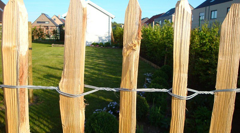 ecologisch houtwerk ecologie duurzaamheid klimaat milieuvriendelijk hout Natuurhout grenen hout tropisch hardhout decoratie omheining afsluiting tuin weide natuur inrichting verduurzaming kastanjehout erfafscheiding bomen Chic Gardens Magazine