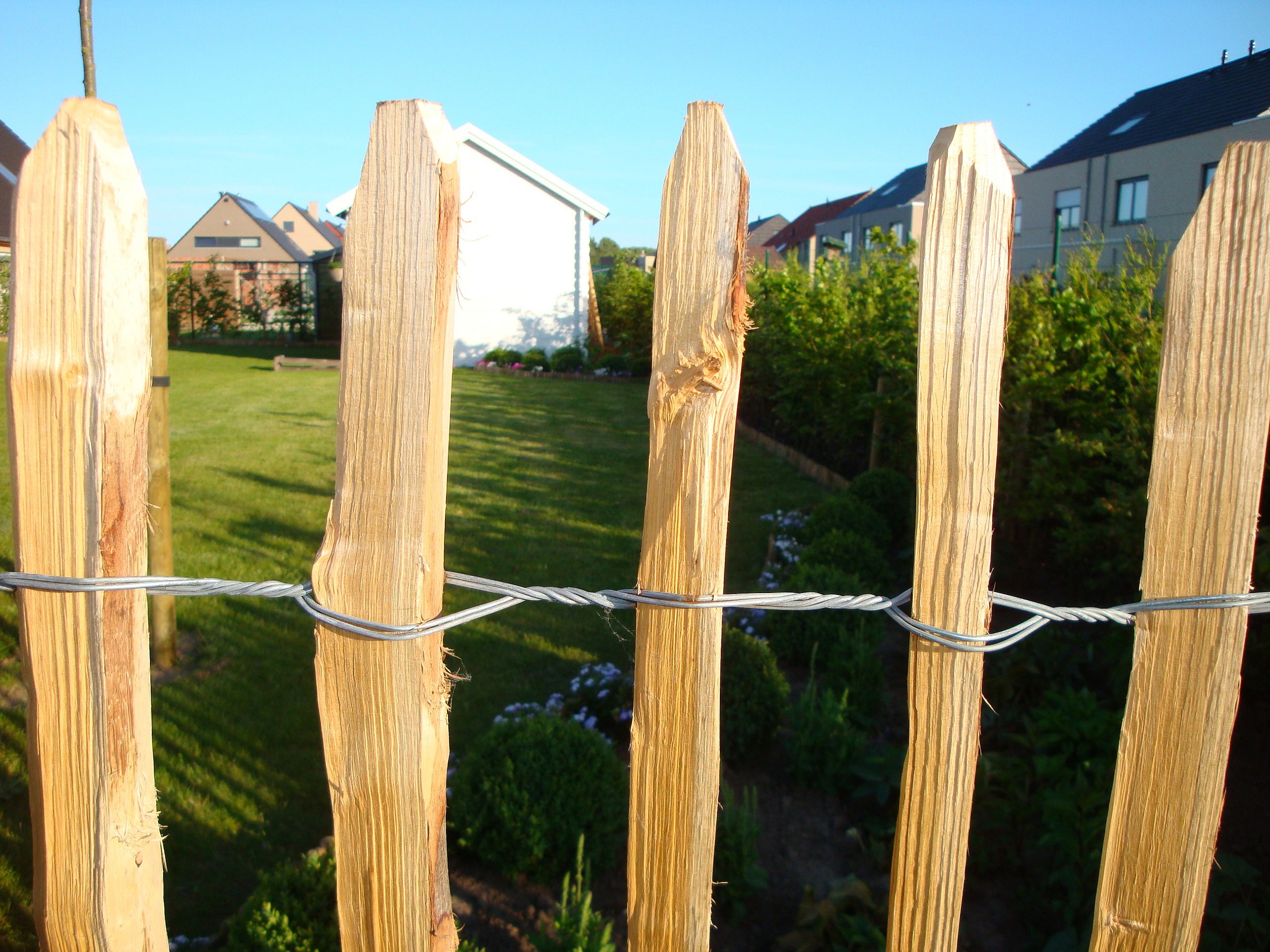 ecologisch houtwerk ecologie duurzaamheid klimaat milieuvriendelijk hout Natuurhout grenen hout tropisch hardhout decoratie omheining afsluiting tuin weide natuur inrichting verduurzaming kastanjehout erfafscheiding bomen Chic Gardens Magazine