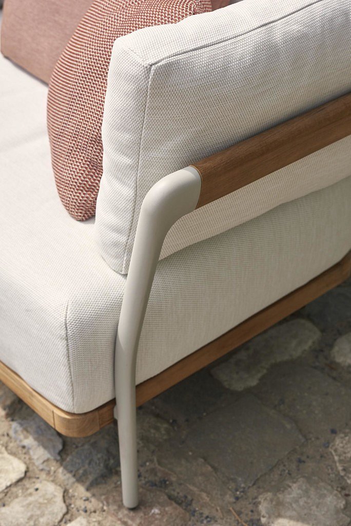 Een nieuwe kijk op buitenluxe Manutti Flex collectie zomer hout aluminium metalen frame meubels tuinmeubelen buitenmeubelen outdoor design zithoek zetel comfort zitbank Metrica Design Studio luxe magazine Chic Gardens