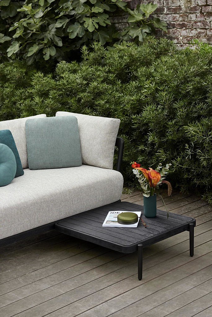 Een nieuwe kijk op buitenluxe Manutti Flex collectie zomer hout aluminium metalen frame meubels tuinmeubelen buitenmeubelen outdoor design zithoek zetel comfort zitbank Metrica Design Studio luxe magazine Chic Gardens