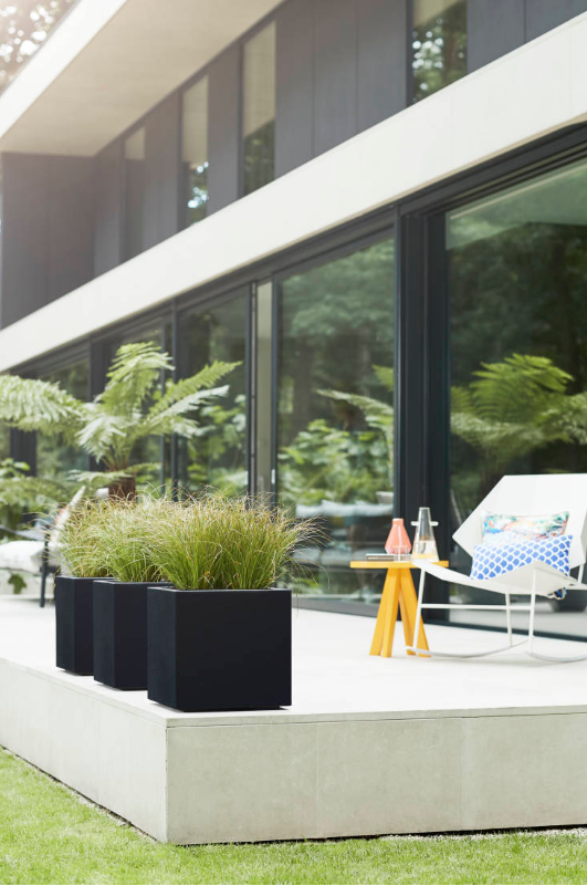 kubusvormen plantenbakken pottencollectie vivo Elho modern design groen plant pot tuin stijlvol chique inspiratie inspireren basiskleuren luxe tuininrichting outdoor design lifestyle buitenmeubelen Lotte de Vries woonkamer binnen buiten idee afwisseling wieltjes assortiment Chic Gardens bloemen