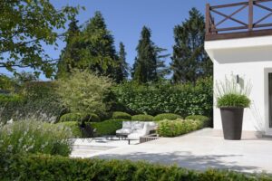 Stjn Cornilly tuinarchitect landschapsarchitect tuinarchitectuur outdoor living outdoor design exclusieve tuinen luxe tuinreportage tuinproject lifestyle buitenruimte buitenmeubelen outdoor meubelen tuinmeubels Leie vakantiesfeer villa aan het water renovatie natuur tuinaanleg tuinonderhoud tuininspiratie tuininfo tuinontwerp grote tuinen terras zwembad zomer Chic Gardens Belgisch magazine voor outdoor living