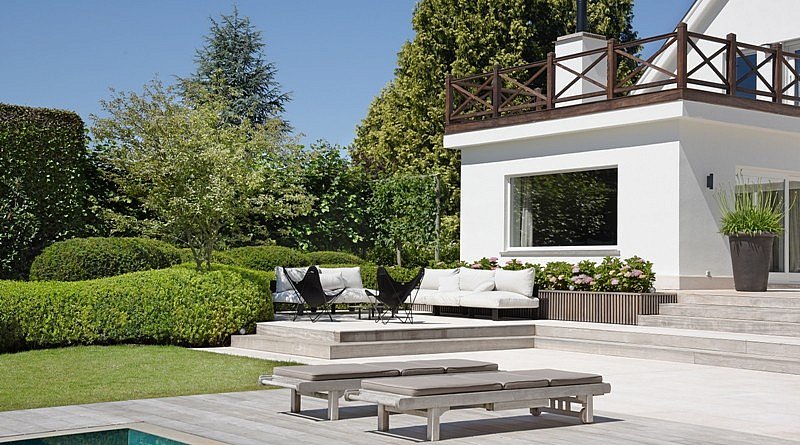 Stjn Cornilly tuinarchitect landschapsarchitect tuinarchitectuur outdoor living outdoor design exclusieve tuinen luxe tuinreportage tuinproject lifestyle buitenruimte buitenmeubelen outdoor meubelen tuinmeubels Leie vakantiesfeer villa aan het water renovatie natuur tuinaanleg tuinonderhoud tuininspiratie tuininfo tuinontwerp grote tuinen terras zwembad zomer Chic Gardens Belgisch magazine voor outdoor living