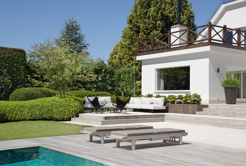 Stjn Cornilly tuinarchitect landschapsarchitect tuinarchitectuur outdoor living outdoor design exclusieve tuinen luxe tuinreportage tuinproject lifestyle buitenruimte buitenmeubelen outdoor meubelen tuinmeubels Leie vakantiesfeer villa aan het water renovatie natuur tuinaanleg tuinonderhoud tuininspiratie tuininfo tuinontwerp grote tuinen terras zwembad zomer Chic Gardens Belgisch magazine voor outdoor living