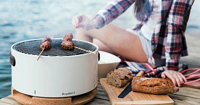 mobiele design tafelbarbecue: gezellig, praktisch en stijlvol BergHOFF nieuw barbecue zomer zomeravonden met vrienden of familie handig draagbare barbecue BBQ om mee te nemen draagriem deksel tuin park strand party feestje koken in de tuin buitenkeuken keuken barbecueën eenvoudig gemakkelijk zwart wit online bestellen tuincentra kookspeciaalzaken te koop tuininspiratie tuinbeleving tuintips info droomtuin buitenleven summerproof zomer staycation gezelligheid in de tuin tuinaankleding tuinaccessoires outdoor living outdoor design tuinarchitectuur exclusieve tuinen buitenruimte luxe chic gardens Belgisch tuinmagazine tuinprojecten reportages tijdschrift