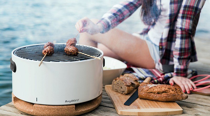 mobiele design tafelbarbecue: gezellig, praktisch en stijlvol BergHOFF nieuw barbecue zomer zomeravonden met vrienden of familie handig draagbare barbecue BBQ om mee te nemen draagriem deksel tuin park strand party feestje koken in de tuin buitenkeuken keuken barbecueën eenvoudig gemakkelijk zwart wit online bestellen tuincentra kookspeciaalzaken te koop tuininspiratie tuinbeleving tuintips info droomtuin buitenleven summerproof zomer staycation gezelligheid in de tuin tuinaankleding tuinaccessoires outdoor living outdoor design tuinarchitectuur exclusieve tuinen buitenruimte luxe chic gardens Belgisch tuinmagazine tuinprojecten reportages tijdschrift