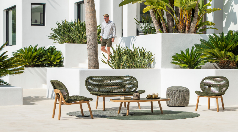 Chic Gardens kleuren troef trends trendkleuren kleurentrends tuin tuintrends outdoor trends outdoor kleuren terras buitenkamer kleurendossier 2020 buitenmeubelen tuinmeubelen tuinmeubilair buitenmeubilair tuinmeubels buitenmeubels tips ideeën aankeding inrichting outdoorseizoen zomer lente naturel pastel colourful kleurrijk olijfgroen mosgroen tinten zwart stijlvol anthracite donkergrijs tuinstoelen tuinaccessoires groen planten bloemen inspiratietuin bank tafel stoelen buiten tuinsalon buitensalon hippe tuinmeubelen hippe kleuren chic gardens magazine
