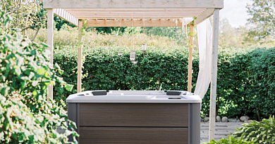 wellness jacuzzi spa outdoor design exclusieve tuinen tuinmeubilair tuinmeubels tuininrichting zetel stoelen tafel voor te tuin buitenmeubelen stevig decoratie aankleding tips inspiratie Gevi Outdoor