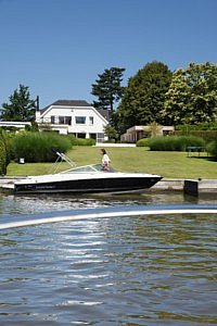 Stjn Cornilly tuinarchitect landschapsarchitect tuinarchitectuur outdoor living outdoor design exclusieve tuinen luxe tuinreportage tuinproject lifestyle buitenruimte buitenmeubelen outdoor meubelen tuinmeubels Leie vakantiesfeer villa aan het water renovatie natuur tuinaanleg tuinonderhoud tuininspiratie tuininfo tuinontwerp grote tuinen terras zwembad zomer Chic Gardens Belgisch magazine voor outdoor living