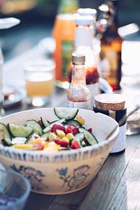 mobiele design tafelbarbecue: gezellig, praktisch en stijlvol BergHOFF nieuw barbecue zomer zomeravonden met vrienden of familie handig draagbare barbecue BBQ om mee te nemen draagriem deksel tuin park strand party feestje koken in de tuin buitenkeuken keuken barbecueën eenvoudig gemakkelijk zwart wit online bestellen tuincentra kookspeciaalzaken te koop tuininspiratie tuinbeleving tuintips info droomtuin buitenleven summerproof zomer staycation gezelligheid in de tuin tuinaankleding tuinaccessoires outdoor living outdoor design tuinarchitectuur exclusieve tuinen buitenruimte luxe chic gardens Belgisch tuinmagazine tuinprojecten reportages tijdschrift