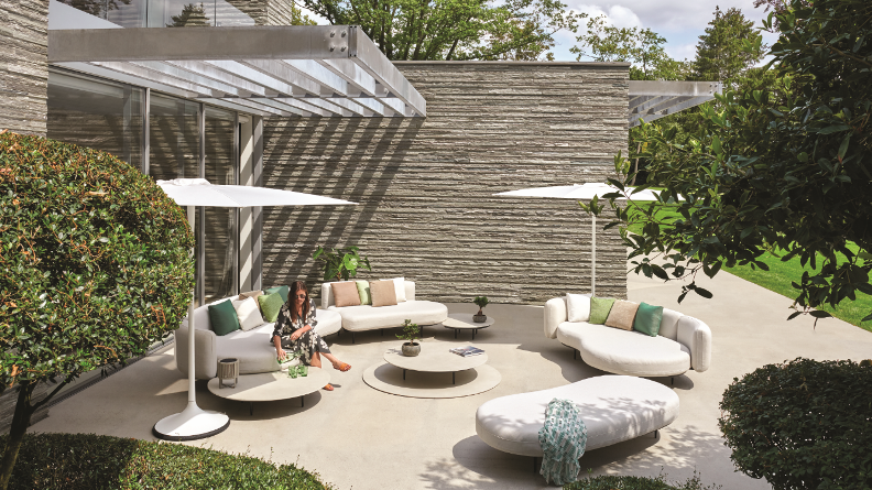 so soft sofa outdoor furniture buiteneubelen tuinmeubelen meubels tuin tuinzetel tuinsofa buitenmeubel exterieur outdoor design outdoor sofa zacht knus outdoorstof regenbeschermend regenbestendig nieuwe modellen stijlen comfort luxe Royal botania velvet zetel organix lounge retro cassina kleurrijk blauwe sofa sierkussens cosy buitenleven staycation thuisblijfvakantie vakantie in eigen tuin villatuin tuinen minimalisme minimalistisch design designs buiten Asker skagaarden gezellig tuinleven tuinarchitectuur outdoor living fashion for gardens vakantiesfeer buitenkamers inspiratie ideeën tips Chic Gardens magazine