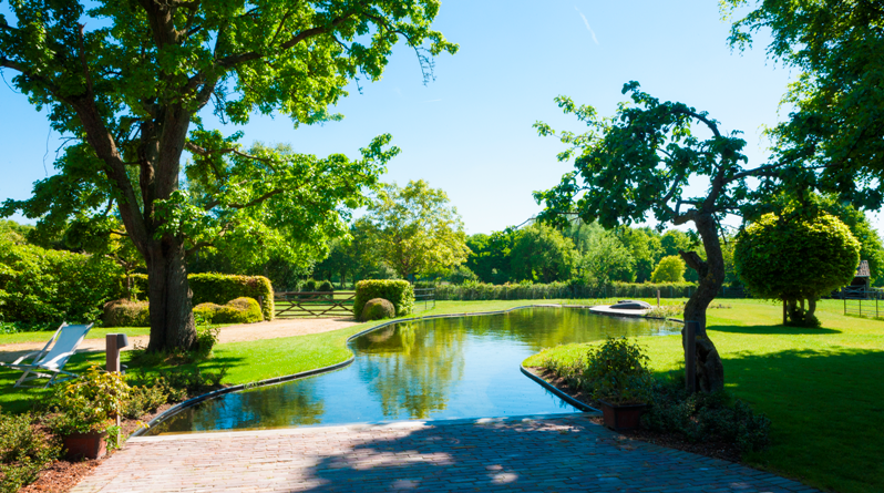 Cools tuinaanleg zwemvijvers pionier zwemmen tuinen luxe villatuinen landelijke tuinen gerenommeerde projecten prijs winnaar zwemvijverbouwer Toon Cools bekroond project natuur landelijke omgeving Essen weilanden zwemplezier zorgeloos frisse duik nemen zwemvijver aanleggen zwembad aanleggen nieuw informatie ecologische vijvers tuinaanleg tuinonderhoud tuinbeleving tuinaanlegger buitenplanten showtuin tuinkamer inspiratie buitenruimte wedstrijd Belgische zwembadbouwer wellness natuurlijk boerderij tuinarchitectuur outdoor living buitenleven Chic Gardens magazine