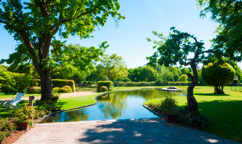 Cools tuinaanleg zwemvijvers pionier zwemmen tuinen luxe villatuinen landelijke tuinen gerenommeerde projecten prijs winnaar zwemvijverbouwer Toon Cools bekroond project natuur landelijke omgeving Essen weilanden zwemplezier zorgeloos frisse duik nemen zwemvijver aanleggen zwembad aanleggen nieuw informatie ecologische vijvers tuinaanleg tuinonderhoud tuinbeleving tuinaanlegger buitenplanten showtuin tuinkamer inspiratie buitenruimte wedstrijd Belgische zwembadbouwer wellness natuurlijk boerderij tuinarchitectuur outdoor living buitenleven Chic Gardens magazine