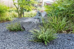 outdoor living design luxe tuin villatuin moderne tuin tuinarchitectuur tuininspiratie tuinbeleving tuinaannemer Roeland Vrankx De Vlaamse Tuinaannemer wedstrijd winnaar kleine tuinen groen natuur ruimte tuin droomtuin tuintips tuinidee buitenwereld buitenleven onderhoudsvriendelijk gemakkelijk gevarieerde beplanting gedenkplek tuinbeeld tuinkunst achtertuin tuinhuis hangtmat rust zomerbloeiers bloemen planten hangen bomen borders gras gazon kunstgras genieten tuinplezier gezin magazine chic gardens