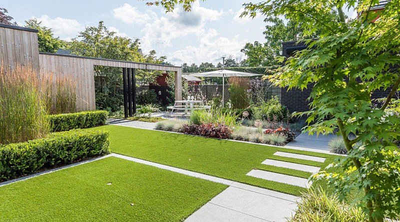 outdoor living design luxe tuin villatuin moderne tuin tuinarchitectuur tuininspiratie tuinbeleving tuinaannemer Roeland Vrankx De Vlaamse Tuinaannemer wedstrijd winnaar kleine tuinen groen natuur ruimte tuin droomtuin tuintips tuinidee buitenwereld buitenleven onderhoudsvriendelijk gemakkelijk gevarieerde beplanting gedenkplek tuinbeeld tuinkunst achtertuin tuinhuis hangtmat rust zomerbloeiers bloemen planten hangen bomen borders gras gazon kunstgras genieten tuinplezier gezin magazine chic gardens