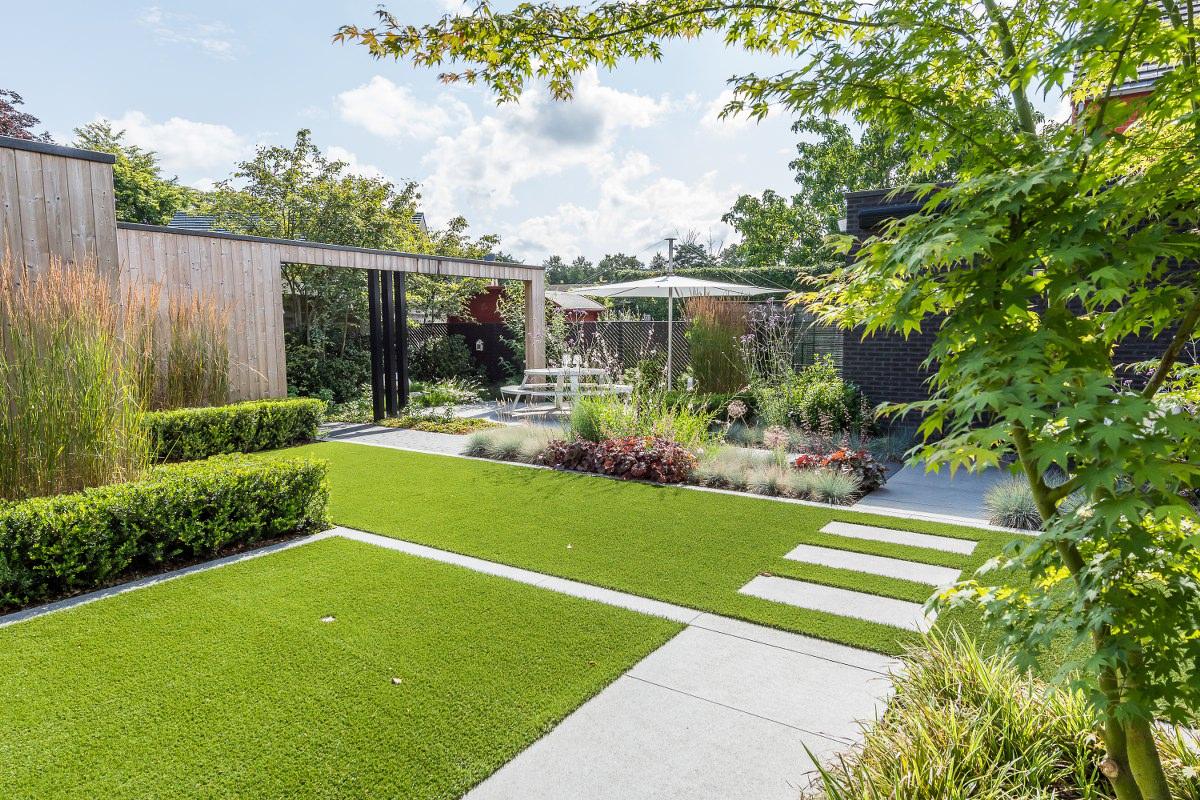 outdoor living design luxe tuin villatuin moderne tuin tuinarchitectuur tuininspiratie tuinbeleving tuinaannemer Roeland Vrankx De Vlaamse Tuinaannemer wedstrijd winnaar kleine tuinen groen natuur ruimte tuin droomtuin tuintips tuinidee buitenwereld buitenleven onderhoudsvriendelijk gemakkelijk gevarieerde beplanting gedenkplek tuinbeeld tuinkunst achtertuin tuinhuis hangtmat rust zomerbloeiers bloemen planten hangen bomen borders gras gazon kunstgras genieten tuinplezier gezin magazine chic gardens