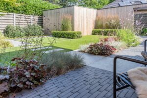 outdoor living design luxe tuin villatuin moderne tuin tuinarchitectuur tuininspiratie tuinbeleving tuinaannemer Roeland Vrankx De Vlaamse Tuinaannemer wedstrijd winnaar kleine tuinen groen natuur ruimte tuin droomtuin tuintips tuinidee buitenwereld buitenleven onderhoudsvriendelijk gemakkelijk gevarieerde beplanting gedenkplek tuinbeeld tuinkunst achtertuin tuinhuis hangtmat rust zomerbloeiers bloemen planten hangen bomen borders gras gazon kunstgras genieten tuinplezier gezin magazine chic gardens