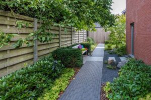 outdoor living design luxe tuin villatuin moderne tuin tuinarchitectuur tuininspiratie tuinbeleving tuinaannemer Roeland Vrankx De Vlaamse Tuinaannemer wedstrijd winnaar kleine tuinen groen natuur ruimte tuin droomtuin tuintips tuinidee buitenwereld buitenleven onderhoudsvriendelijk gemakkelijk gevarieerde beplanting gedenkplek tuinbeeld tuinkunst achtertuin tuinhuis hangtmat rust zomerbloeiers bloemen planten hangen bomen borders gras gazon kunstgras genieten tuinplezier gezin magazine chic gardens
