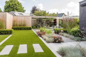 outdoor living design luxe tuin villatuin moderne tuin tuinarchitectuur tuininspiratie tuinbeleving tuinaannemer Roeland Vrankx De Vlaamse Tuinaannemer wedstrijd winnaar kleine tuinen groen natuur ruimte tuin droomtuin tuintips tuinidee buitenwereld buitenleven onderhoudsvriendelijk gemakkelijk gevarieerde beplanting gedenkplek tuinbeeld tuinkunst achtertuin tuinhuis hangtmat rust zomerbloeiers bloemen planten hangen bomen borders gras gazon kunstgras genieten tuinplezier gezin magazine chic gardens