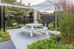 outdoor living design luxe tuin villatuin moderne tuin tuinarchitectuur tuininspiratie tuinbeleving tuinaannemer Roeland Vrankx De Vlaamse Tuinaannemer wedstrijd winnaar kleine tuinen groen natuur ruimte tuin droomtuin tuintips tuinidee buitenwereld buitenleven onderhoudsvriendelijk gemakkelijk gevarieerde beplanting gedenkplek tuinbeeld tuinkunst achtertuin tuinhuis hangtmat rust zomerbloeiers bloemen planten hangen bomen borders gras gazon kunstgras genieten tuinplezier gezin magazine chic gardens