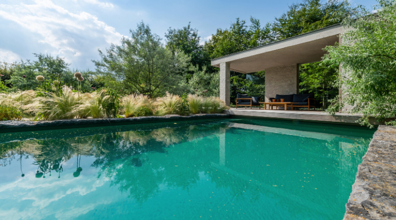 Chic Gardens magazine outdoor living tuinen lifestyle buiten meubelen outdoor design architectuur tuinaanleg woning Leuven groen hagen planten patio voortuin achtertuin binnentuin schaduw exterieur buitenleven tuininspiratie tuinidee tuinplezier vakantie lente zomer zomervakantie buiten terras materialen planten kassei groen decoratie puur groenprojecten ILB architecten ontwerp tuinontwerp Jan Nickmans hoveniers Chic gardens voorjaar 2020 fashion for gardens tuininfo zwembaden zwemvijvers vijvers buitenmeubelen kunst in de tuin tuinpoorten tuinafsluitingen trends vakantiesfeer buitenkamers