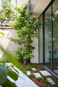 De Telder Tuinen tuinprojecten tuinreportages tuinnieuws nieuwigheden trends tuinaanleg tuininrichting tuininspiratie beleving tips tuinarchitectuur Gent tuinontwerp vakantiesfeer tuinaankleding sfeervolle tuin exclusieve tuinen hoogstaande tuinen hoog niveau chique luxetuin villatuin zwemvijver tuinvijver diversiteit waterpartij in de tuin blikvanger tuin eyecatcher magazine tijdschrift outdoor living fashion for gardens planten bloemen buitenmeubelen zwembaden kunst in de tuin outdoor trends buitenruimte buitenkamer uniek Chic Gardens