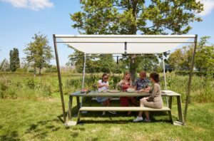 Extremis Hopper collectie Hopper AA gestroomlijnd design nieuw buitenruimte luxe wonen interieur exterieur aankleding terras inrichting ideeën inspiratie beleving tips buitenmeubels tafel terras tuintafel picknicktafel nieuw nieuwigheden trends all aluminium fashion for gardens outdoor living outdoor luxe villatuinen exclusieve tuinen lifestyle architectuur tuinaanleg tuinarchitecten ontdekken zomer 2020 zomervakantie zonnige dagen terrasfeestje Belgisch magazine Chic Gardens