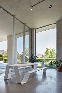 Extremis Hopper collectie Hopper AA gestroomlijnd design nieuw buitenruimte luxe wonen interieur exterieur aankleding terras inrichting ideeën inspiratie beleving tips buitenmeubels tafel terras tuintafel picknicktafel nieuw nieuwigheden trends all aluminium fashion for gardens outdoor living outdoor luxe villatuinen exclusieve tuinen lifestyle architectuur tuinaanleg tuinarchitecten ontdekken zomer 2020 zomervakantie zonnige dagen terrasfeestje Belgisch magazine Chic Gardens