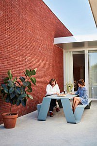 Extremis Hopper collectie Hopper AA gestroomlijnd design nieuw buitenruimte luxe wonen interieur exterieur aankleding terras inrichting ideeën inspiratie beleving tips buitenmeubels tafel terras tuintafel picknicktafel nieuw nieuwigheden trends all aluminium fashion for gardens outdoor living outdoor luxe villatuinen exclusieve tuinen lifestyle architectuur tuinaanleg tuinarchitecten ontdekken zomer 2020 zomervakantie zonnige dagen terrasfeestje Belgisch magazine Chic Gardens