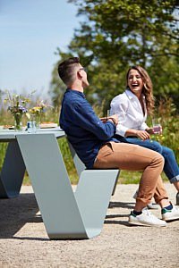 Extremis Hopper collectie Hopper AA gestroomlijnd design nieuw buitenruimte luxe wonen interieur exterieur aankleding terras inrichting ideeën inspiratie beleving tips buitenmeubels tafel terras tuintafel picknicktafel nieuw nieuwigheden trends all aluminium fashion for gardens outdoor living outdoor luxe villatuinen exclusieve tuinen lifestyle architectuur tuinaanleg tuinarchitecten ontdekken zomer 2020 zomervakantie zonnige dagen terrasfeestje Belgisch magazine Chic Gardens