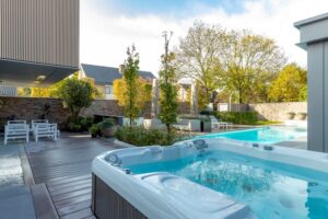wellnesstuin Erik van Gelder DON Hoveniers buitenruimte tuinarchitect tuinarchitectuur terras tuinaanleg tuinontwerp tuinbedrijf tuininspiratie tuintips tuinbeleving tuinplezier exclusieve tuinen droomtuinen luxetuin villatuin vakantiesfeer gezellige chique tuin materiaal design tuinmeubels tuinmeubelen tuinmeubilair tuinstoel ligbed zwembad zwemvijver ligstoel strandstoel tuindecoratie tuinaankleding terrasinrichting terrasaankleding fashion for gardens trends hip water wellness spa jacuzie genieten in de tuin tips bij aankoop zwembad tuinprojecten tuinreportages tuinartikels boeken over tuinen planten bloemen luxueus vakantiegevoel jacuzzi natuur groen lounge styling architectuur bomen picknicktafel hopper uniek speciaal gerenommeerde groenpartners tuinonderhoud hoveniersbedrijven outdoor living outdoor trends exterieur buitenruimte Chic gardens magazine Belgisch outdoor living