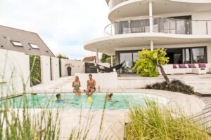 mediterrane tuin luxe villa exclusieve tuinen vakantiegevoel voor altijd aanlegstijger zwembad palmbomen uniek vakantie in eigen tuin thuisblijfvakantie staycation droomtuin tuindroom Nederland wellnesstuin ontstpannen tuinarchitectuur tuinaanleg tuinliefhebbers eenheid natuur ontwerp exclusieve woning natuurbeleving water belevenistuin outdoor living outdoor design lifestyle buitenruimte inspiratie tips gezellige tuin chique magazine Chic Gardens Belgisch tijdschrift over luxetuinen