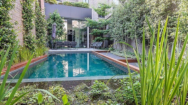 De Telder Tuinen tuinprojecten tuinreportages tuinnieuws nieuwigheden trends tuinaanleg tuininrichting tuininspiratie beleving tips tuinarchitectuur Gent tuinontwerp vakantiesfeer tuinaankleding sfeervolle tuin exclusieve tuinen hoogstaande tuinen hoog niveau chique luxetuin villatuin zwemvijver tuinvijver diversiteit waterpartij in de tuin blikvanger tuin eyecatcher magazine tijdschrift outdoor living fashion for gardens planten bloemen buitenmeubelen zwembaden kunst in de tuin outdoor trends buitenruimte buitenkamer uniek Chic Gardens