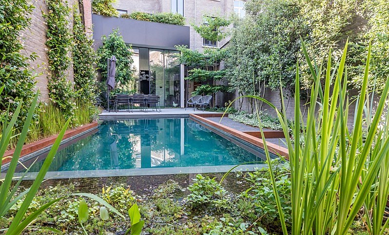 De Telder Tuinen tuinprojecten tuinreportages tuinnieuws nieuwigheden trends tuinaanleg tuininrichting tuininspiratie beleving tips tuinarchitectuur Gent tuinontwerp vakantiesfeer tuinaankleding sfeervolle tuin exclusieve tuinen hoogstaande tuinen hoog niveau chique luxetuin villatuin zwemvijver tuinvijver diversiteit waterpartij in de tuin blikvanger tuin eyecatcher magazine tijdschrift outdoor living fashion for gardens planten bloemen buitenmeubelen zwembaden kunst in de tuin outdoor trends buitenruimte buitenkamer uniek Chic Gardens