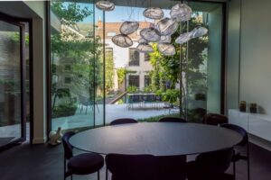 De Telder Tuinen tuinprojecten tuinreportages tuinnieuws nieuwigheden trends tuinaanleg tuininrichting tuininspiratie beleving tips tuinarchitectuur Gent tuinontwerp vakantiesfeer tuinaankleding sfeervolle tuin exclusieve tuinen hoogstaande tuinen hoog niveau chique luxetuin villatuin zwemvijver tuinvijver diversiteit waterpartij in de tuin blikvanger tuin eyecatcher magazine tijdschrift outdoor living fashion for gardens planten bloemen buitenmeubelen zwembaden kunst in de tuin outdoor trends buitenruimte buitenkamer uniek Chic Gardens