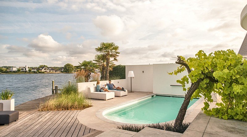 mediterrane tuin luxe villa exclusieve tuinen vakantiegevoel voor altijd aanlegstijger zwembad palmbomen uniek vakantie in eigen tuin thuisblijfvakantie staycation droomtuin tuindroom Nederland wellnesstuin ontstpannen tuinarchitectuur tuinaanleg tuinliefhebbers eenheid natuur ontwerp exclusieve woning natuurbeleving water belevenistuin outdoor living outdoor design lifestyle buitenruimte inspiratie tips gezellige tuin chique magazine Chic Gardens Belgisch tijdschrift over luxetuinen