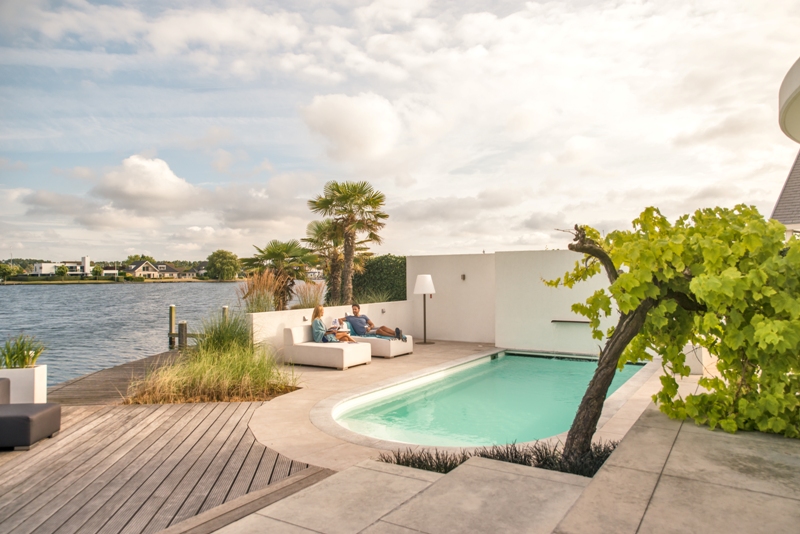 mediterrane tuin luxe villa exclusieve tuinen vakantiegevoel voor altijd aanlegstijger zwembad palmbomen uniek vakantie in eigen tuin thuisblijfvakantie staycation droomtuin tuindroom Nederland wellnesstuin ontstpannen tuinarchitectuur tuinaanleg tuinliefhebbers eenheid natuur ontwerp exclusieve woning natuurbeleving water belevenistuin outdoor living outdoor design lifestyle buitenruimte inspiratie tips gezellige tuin chique magazine Chic Gardens Belgisch tijdschrift over luxetuinen