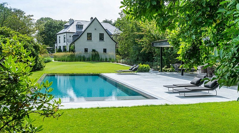 tijdschrift Ludo Dierckx Design - Totaalprojecten in outdoor living verscholen discrete luxe luxetuin luxueus villatuin exclusieve tuin tuinaanleg tuinonderhoud tuinontwerp tuinarchitectuur landschapsarchitectuur outdoor living outdoor design terras inspiratie ideeën chique tuinbedrijf tuininfo klassiek modern rustige tuin groen natuur natuurlijke ligging groene omgeving originele tuinen luxe woning buitenruimte buitenleven open tuin zwembad poolhouse esthetiek tuinen spiegelbod magazines over tuinen tuinliefhebbers tuin special klasse interieur exterieur tuinmeubels tuinmeubelen buitenmeubelen info tips uitstraling comfrt Ludo Dierckx Tuindesign Westerlo Chic Gardens magazine over luxetuinen high end