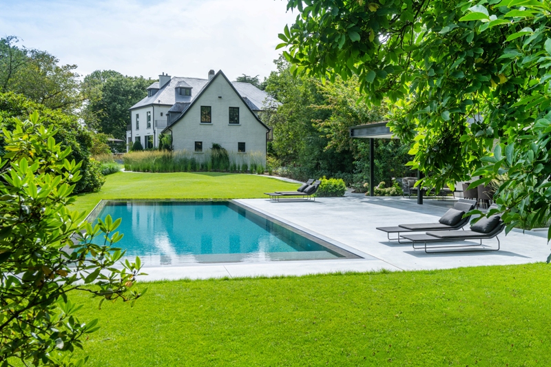 tijdschrift Ludo Dierckx Design - Totaalprojecten in outdoor living verscholen discrete luxe luxetuin luxueus villatuin exclusieve tuin tuinaanleg tuinonderhoud tuinontwerp tuinarchitectuur landschapsarchitectuur outdoor living outdoor design terras inspiratie ideeën chique tuinbedrijf tuininfo klassiek modern rustige tuin groen natuur natuurlijke ligging groene omgeving originele tuinen luxe woning buitenruimte buitenleven open tuin zwembad poolhouse esthetiek tuinen spiegelbod magazines over tuinen tuinliefhebbers tuin special klasse interieur exterieur tuinmeubels tuinmeubelen buitenmeubelen info tips uitstraling comfrt Ludo Dierckx Tuindesign Westerlo Chic Gardens magazine over luxetuinen high end