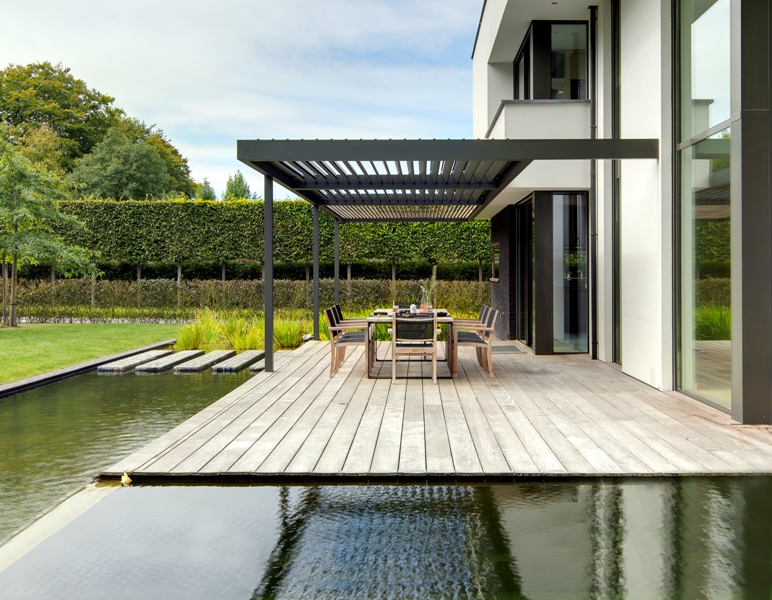 umbris lamellendaken terrasoverkapping terrasoverdekking start living outside buitenruimte pionier België zomer winter beschutting schaduw koelte zonnewering tuinproject tuinreportage exclusieve tuinen luxe tuinen tuinontwerp tuinarchitectuur op maat gemaakt magazine voor outdoor living outdoor design terrasaankleding terrasaccessoires tuin tuinen tuininspiratie beleving tips inrichting tuinmeubelen tuinmeubels buitenmeubelen chic gardens belgisch magazine
