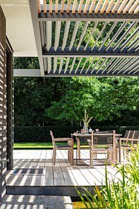 umbris lamellendaken terrasoverkapping terrasoverdekking start living outside buitenruimte pionier België zomer winter beschutting schaduw koelte zonnewering tuinproject tuinreportage exclusieve tuinen luxe tuinen tuinontwerp tuinarchitectuur op maat gemaakt magazine voor outdoor living outdoor design terrasaankleding terrasaccessoires tuin tuinen tuininspiratie beleving tips inrichting tuinmeubelen tuinmeubels buitenmeubelen chic gardens belgisch magazine