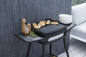 barbecook alexia barbecue kleine bbq mini stadstuin balkon verplaatsbaar wielen grillniveaus grill tools ruim ruimte tafelbarbecue afneembaar bovenstuk grillen bbq barbecueën vlees grillen buiten terrasaccesoires tuinidee tuininspiratie tuin exclusief luxe zomer herfst nazomeren nieuw bbq kopen tips outdoor living outdoor design tuinarchitectuur tuinmeubelen magazine belgisch belgië chic gardens