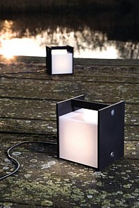 Buzze lamp indoor outdoor binnen buiten tuin terras buitenleven zomeravonden kwaliteitslamp modular lighting instrument tuinverlicht buitenverlichting tuinlamp buitenlamp sfeervolle tuinen exclusieve tuin outdoor living outdoor design terrasaccessoires terrasinrichting Chic Gardens magazine Belgisch België tuininspiratie terrasinspiratie idee tips