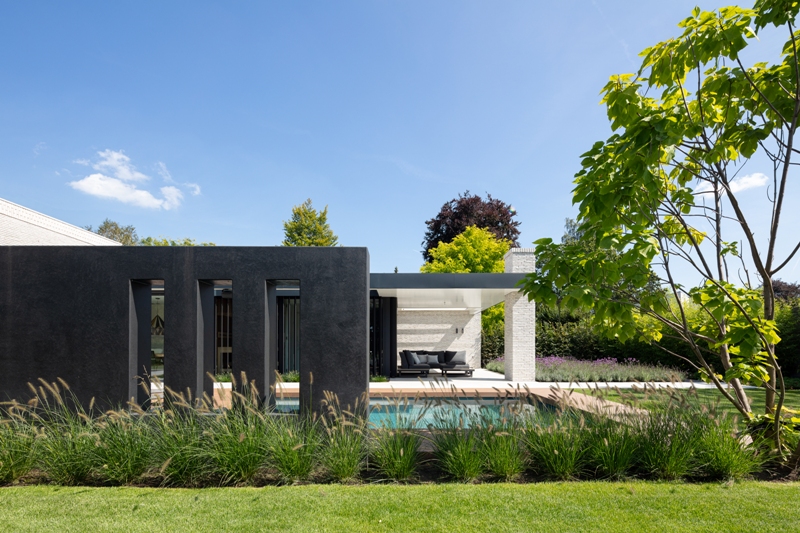 villatuin tuinen Stoop Tuinen tuinarchitectuur tuinaanleg tuinontwerp tuinonderhoud villa tuin Nuenen Nederland Magazie Chic Gardens Dutch Edition verbouwen tips tuininspiratie chique exclusief luxe design outdoor living trens planten bloemen