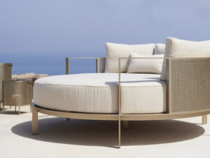 loungebedden ligbedden zwembad tuin terras ligzetels lounge tuin luxetuin villatuin exclusieve tuin tuinen lifestyle buitenmeubelen tuinmeubilair tuinmeubels outdoor design architectuur magazine Chic Gardens stijlvol uniek origineel comfort comfortabel zon zonnebed blikvanger kwaliteit chill bed Gandiablasco Ethimo Moroso kleuren zomer zomervakantie chique Chic Gardens Belgisch tijdschrift