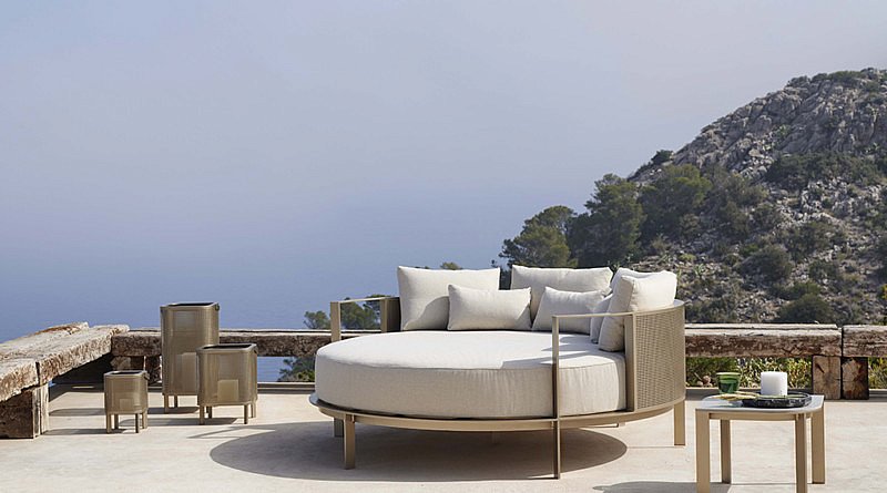 loungebedden ligbedden zwembad tuin terras ligzetels lounge tuin luxetuin villatuin exclusieve tuin tuinen lifestyle buitenmeubelen tuinmeubilair tuinmeubels outdoor design architectuur magazine Chic Gardens stijlvol uniek origineel comfort comfortabel zon zonnebed blikvanger kwaliteit chill bed Gandiablasco Ethimo Moroso kleuren zomer zomervakantie chique Chic Gardens Belgisch tijdschrift